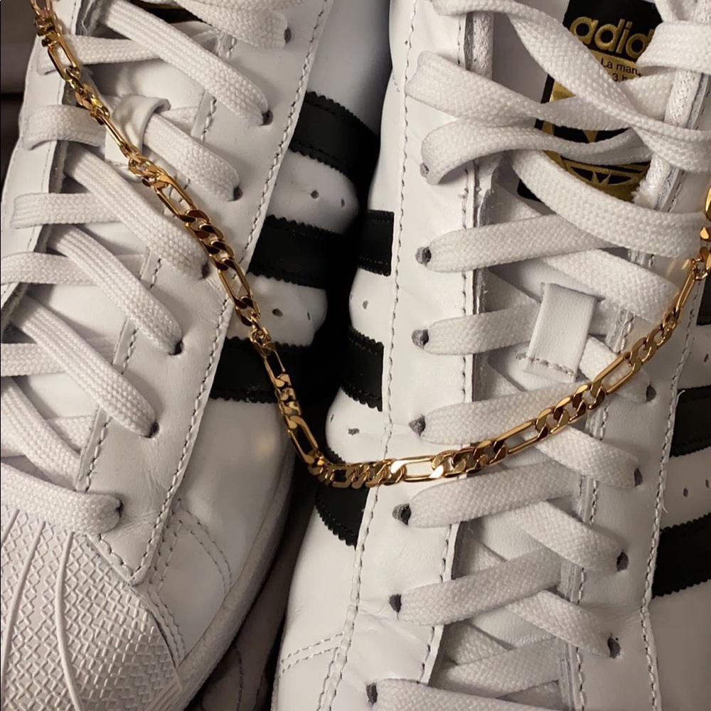 Size 7 adidas with gold chain